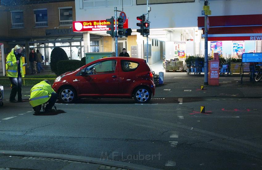 VU Rad gegen PKW Koeln Rath Roesratherstr Eilerstr P13.JPG